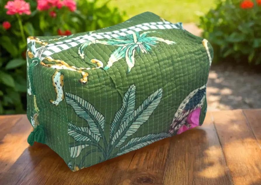 Travel Pouch Green Multi-Purpose Toiletry Organizer, Large Capacity, Durable Fabric, Zipper Closure for Beauty, Stationery, Personal Care – Ideal for Students, Professionals, Artists & Travelers