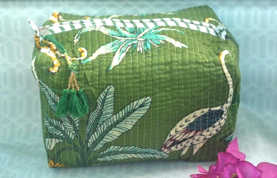 Travel Pouch Green Multi-Purpose Toiletry Organizer, Large Capacity, Durable Fabric, Zipper Closure for Beauty, Stationery, Personal Care – Ideal for Students, Professionals, Artists & Travelers