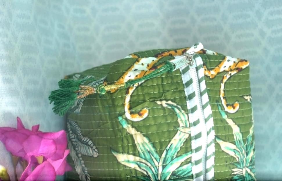 Travel Pouch Green Multi-Purpose Toiletry Organizer, Large Capacity, Durable Fabric, Zipper Closure for Beauty, Stationery, Personal Care – Ideal for Students, Professionals, Artists & Travelers