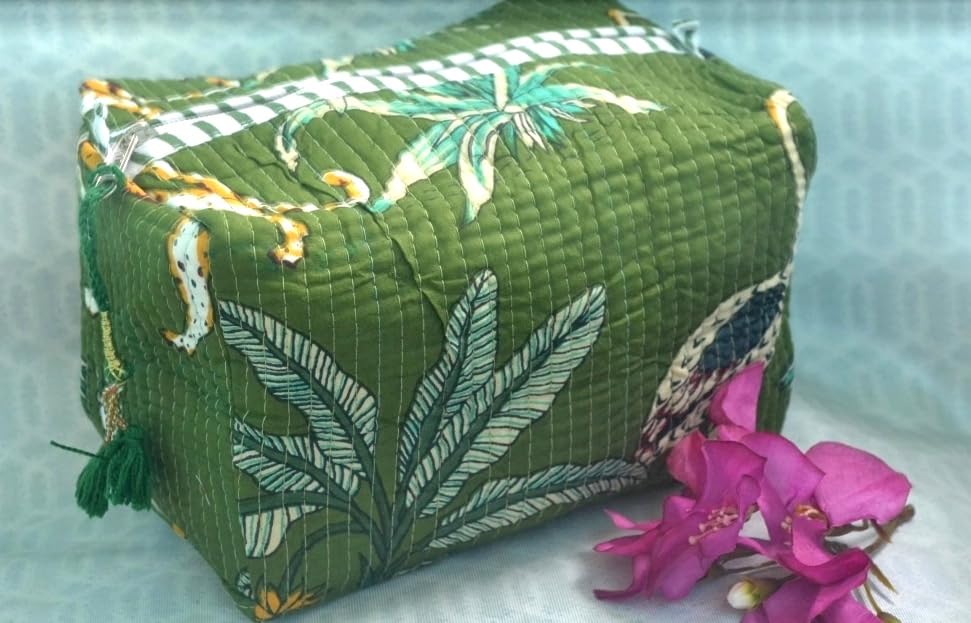 Travel Pouch Green Multi-Purpose Toiletry Organizer, Large Capacity, Durable Fabric, Zipper Closure for Beauty, Stationery, Personal Care – Ideal for Students, Professionals, Artists & Travelers