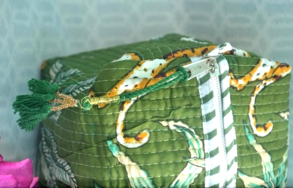 Travel Pouch Green Multi-Purpose Toiletry Organizer, Large Capacity, Durable Fabric, Zipper Closure for Beauty, Stationery, Personal Care – Ideal for Students, Professionals, Artists & Travelers